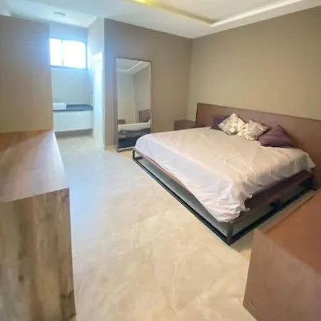 Private Bedroom With Pool And Close To Downtown And Beach